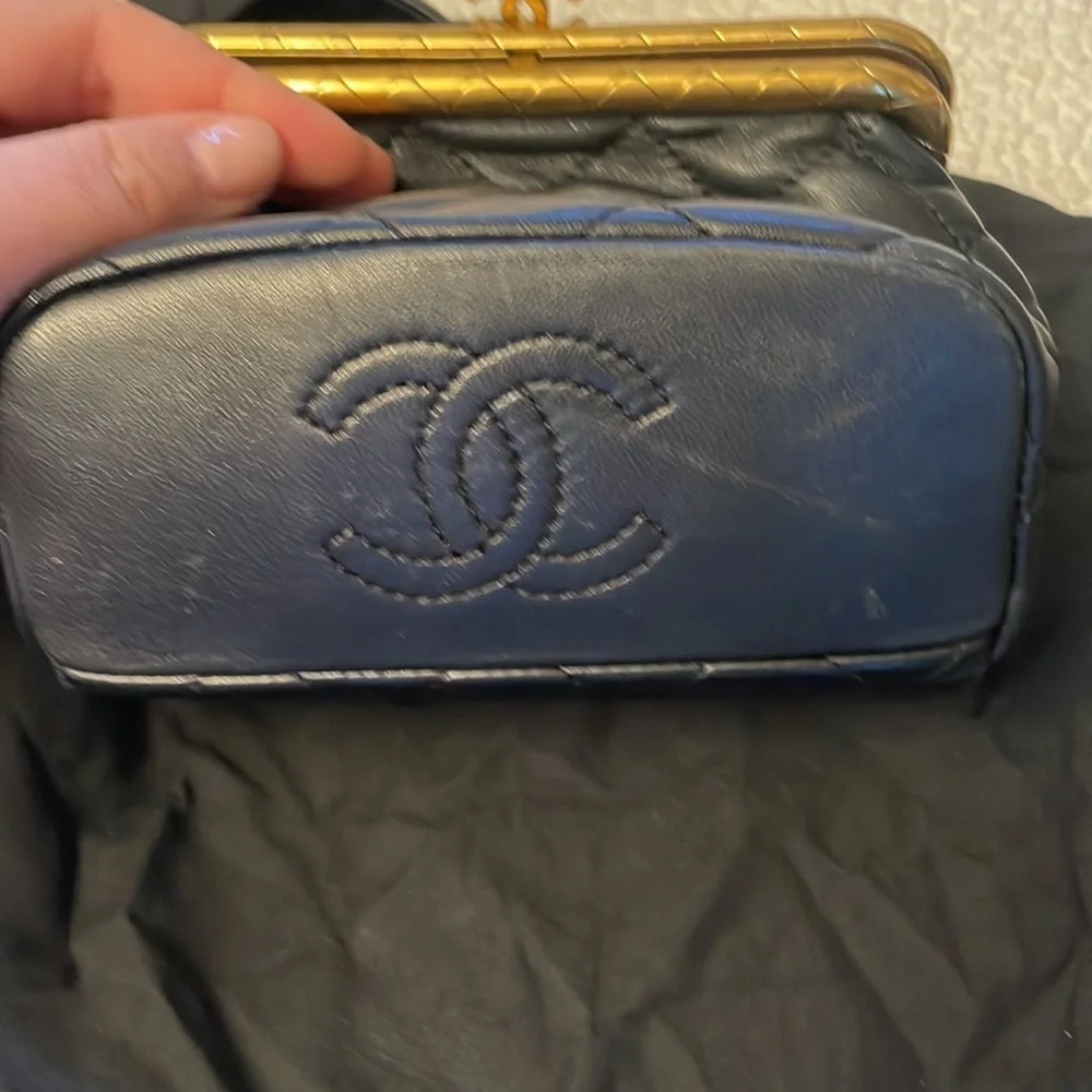 Chanel lamb kiss lock crossbody or bag Italy so soft like butter hard to find - Picture 2 of 10